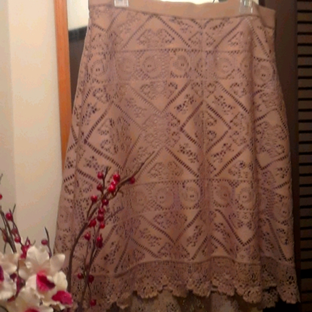 PRETTY LACE SKIRT